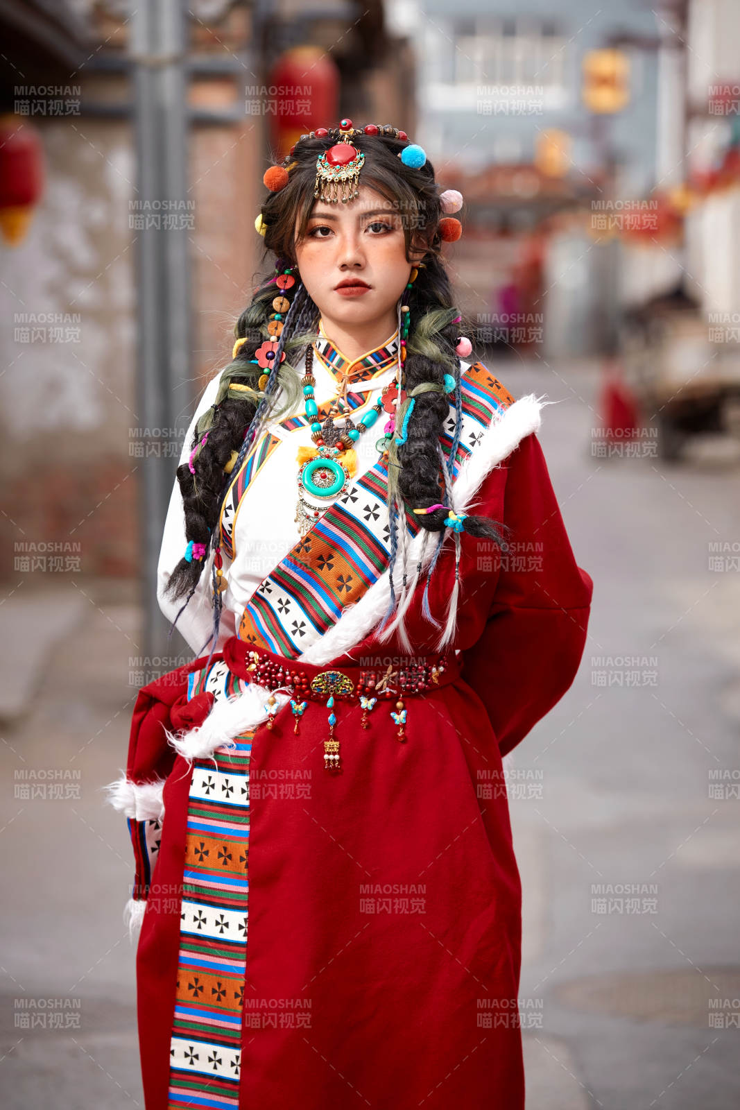 身穿藏族服饰在古城拍照的少女图片