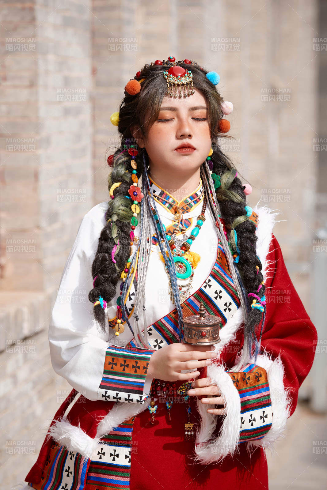 身穿藏族服饰在古城拍照的少女图片