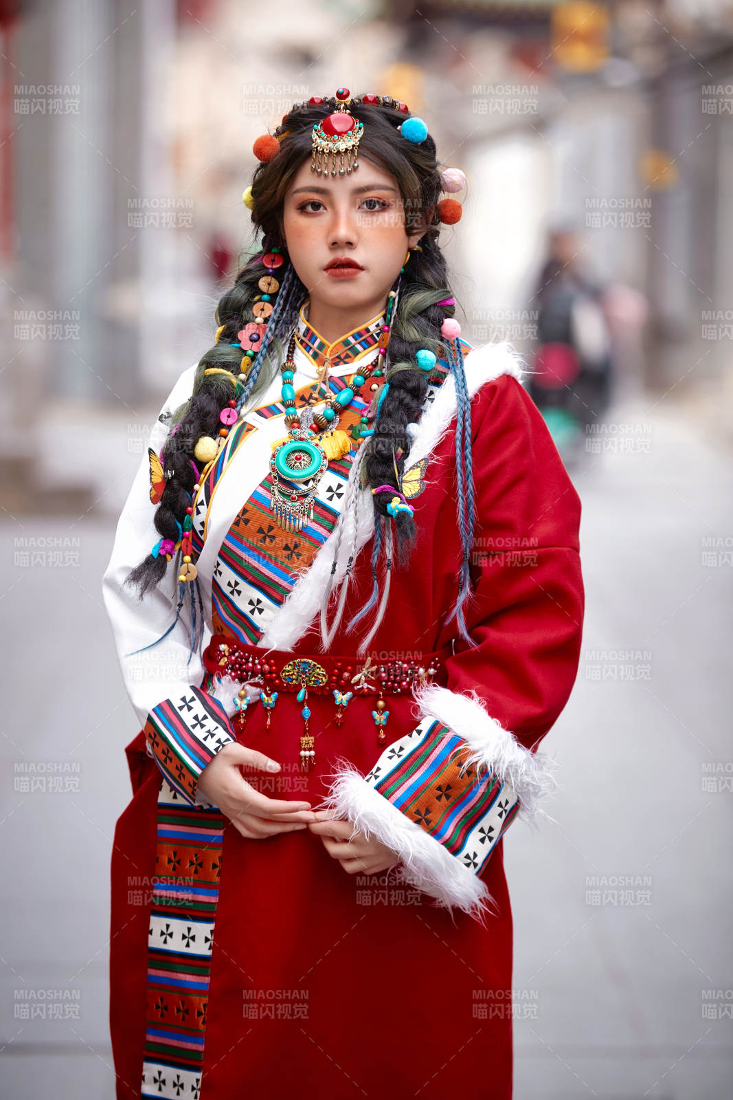 身穿藏族服饰在古城拍照的少女图片