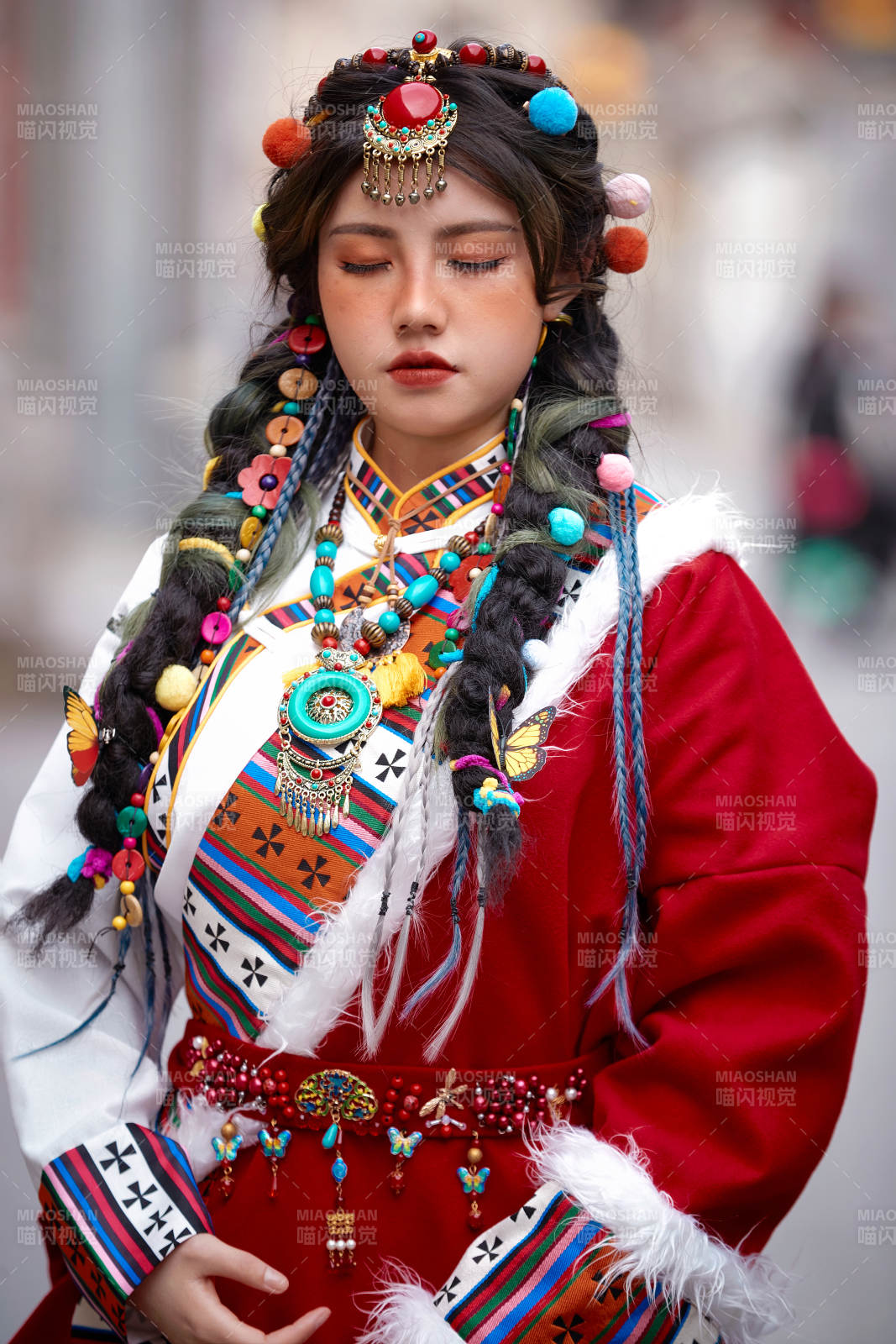 身穿藏族服饰在古城拍照的少女图片