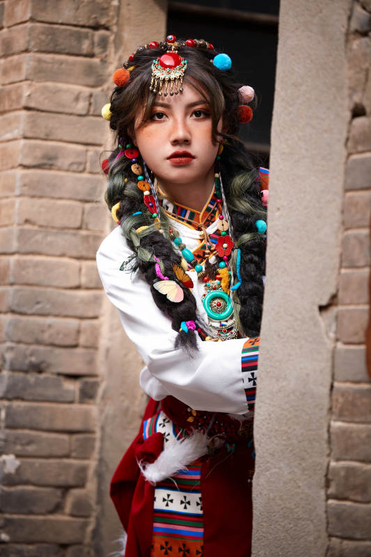 身穿藏族服饰在古城拍照的少女图片