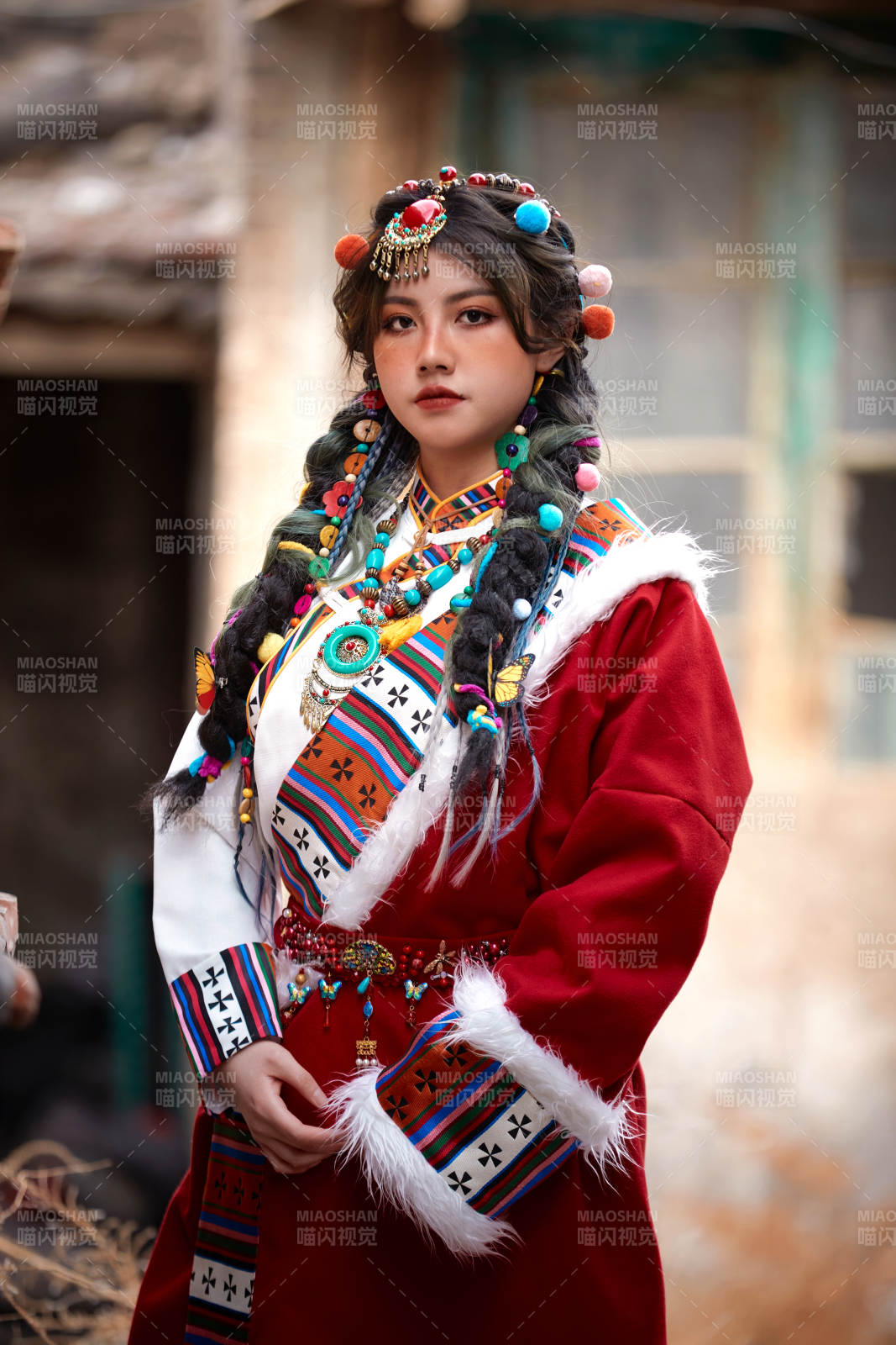 身穿藏族服饰在古城拍照的少女图片