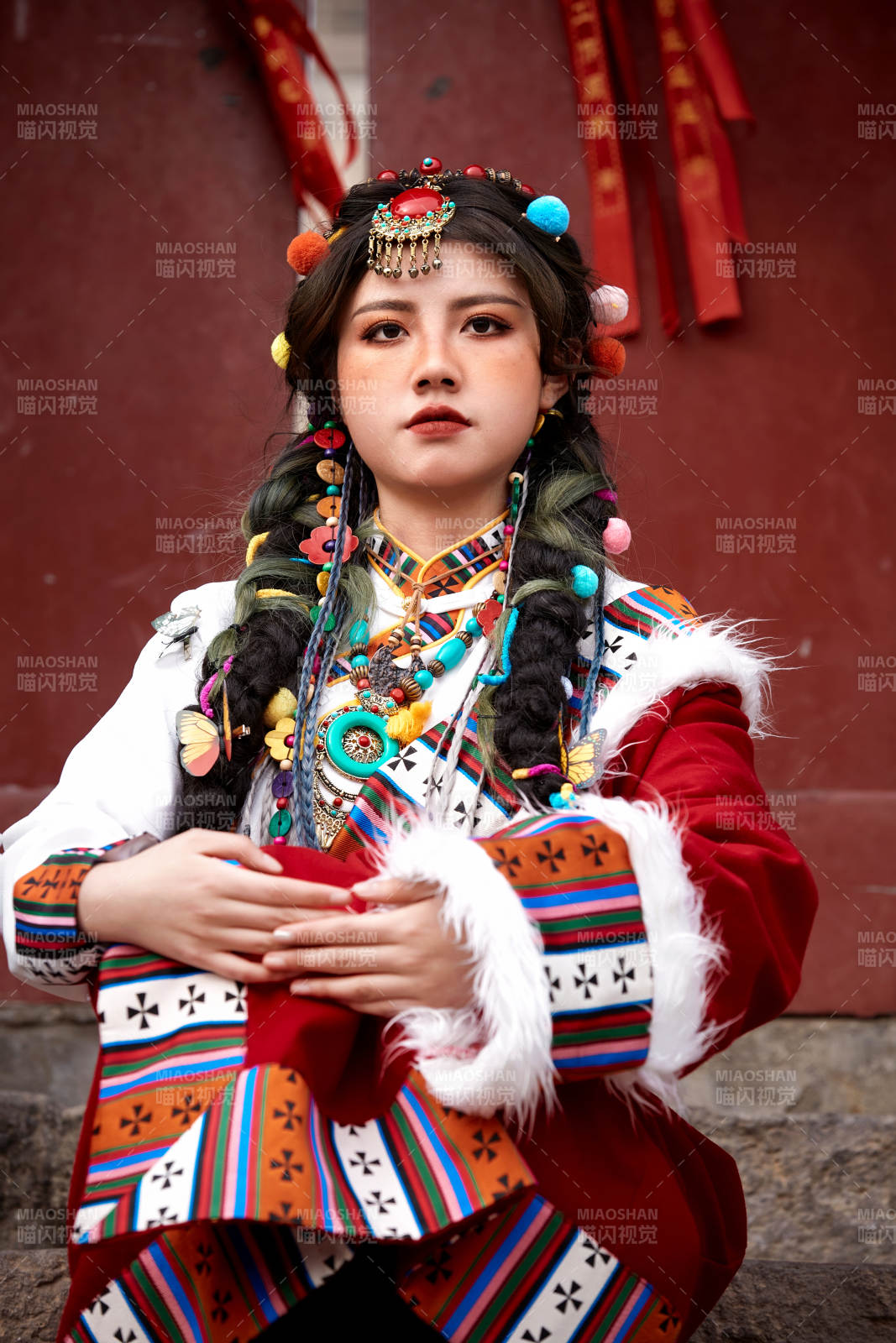 身穿藏族服饰在古城拍照的少女图片