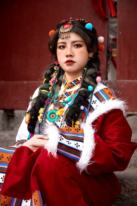 身穿藏族服饰在古城拍照的少女图片