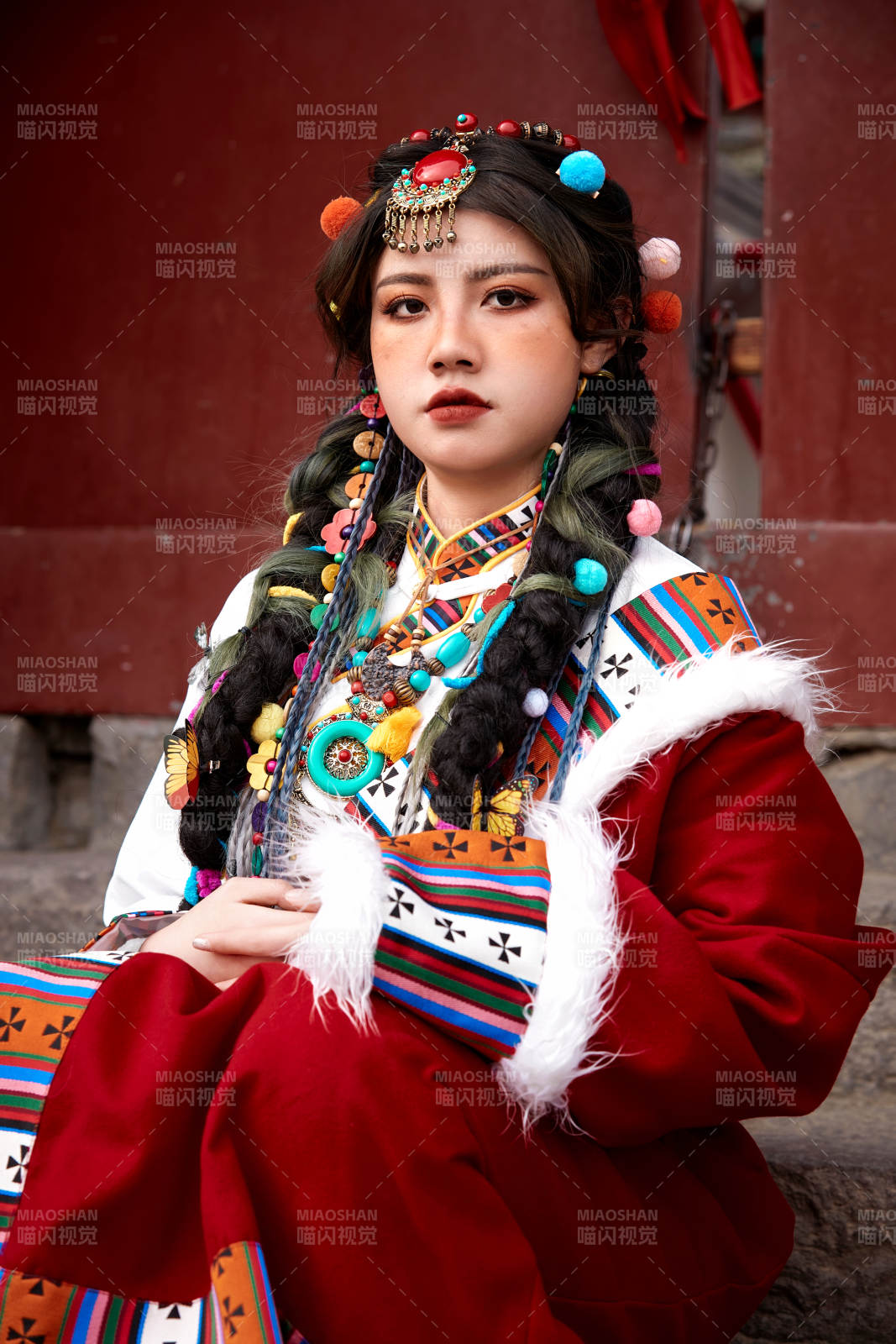 身穿藏族服饰在古城拍照的少女图片