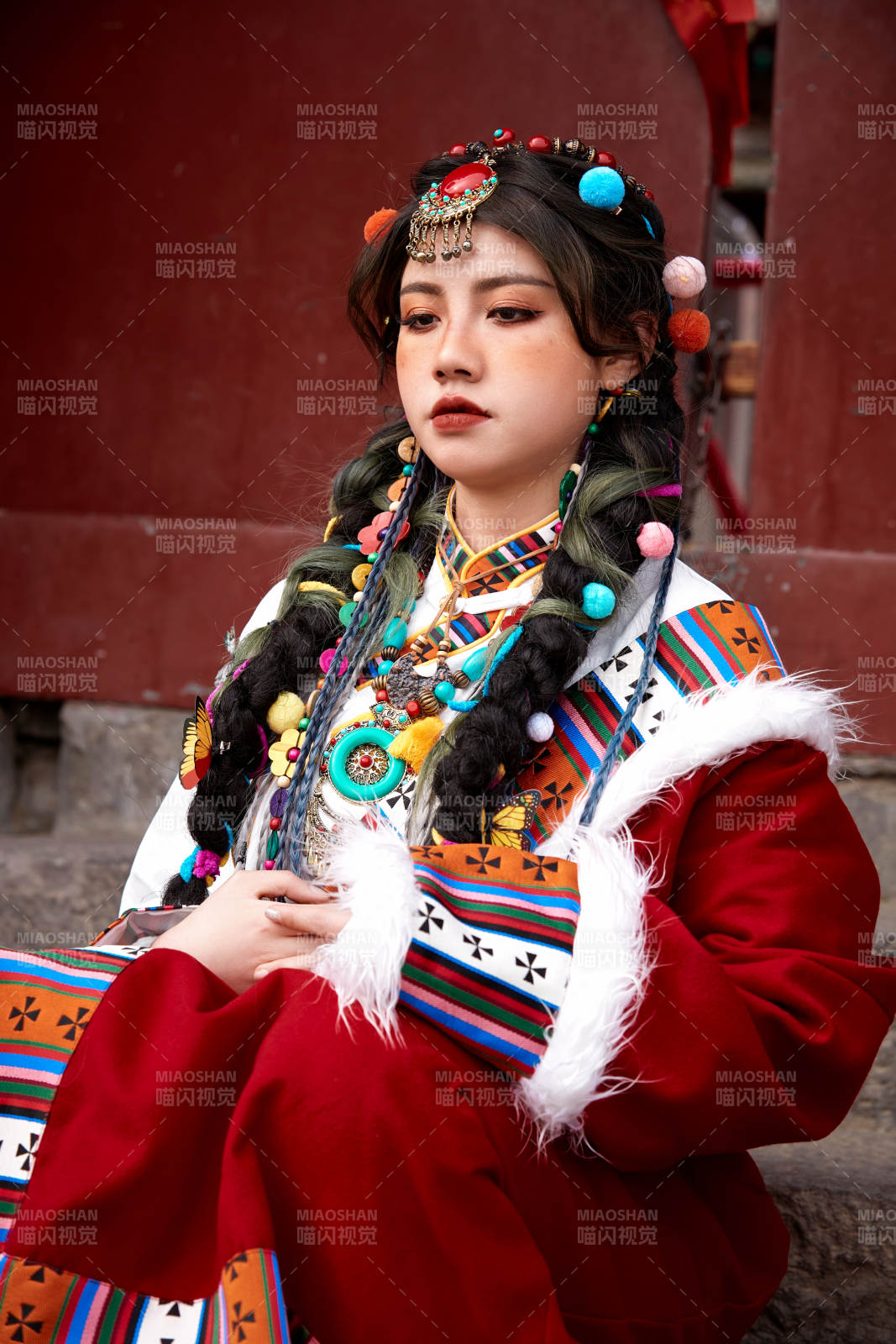 身穿藏族服饰在古城拍照的少女图片