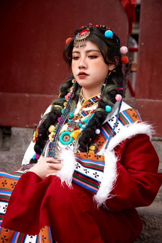 身穿藏族服饰在古城拍照的少女图片