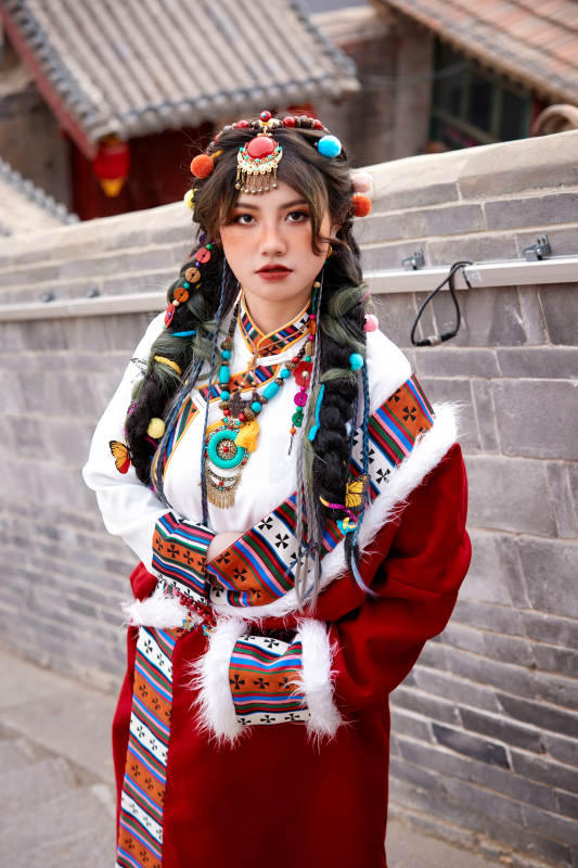 身穿藏族服饰在古城拍照的少女图片