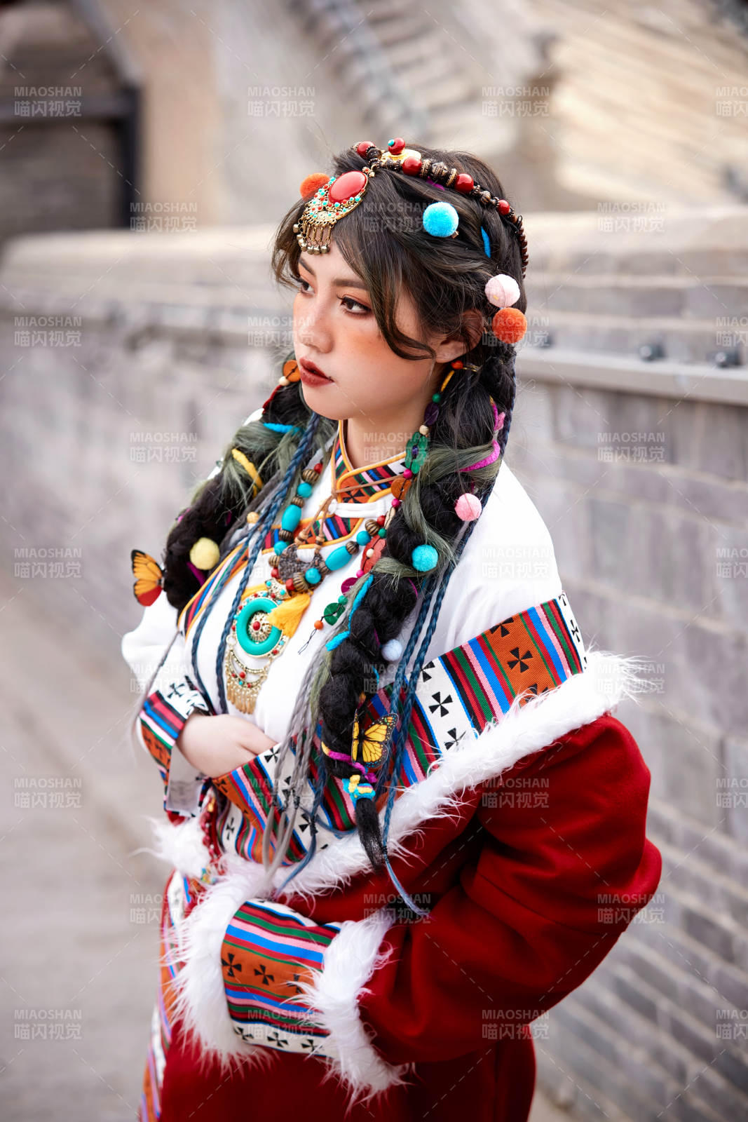 身穿藏族服饰在古城拍照的少女图片