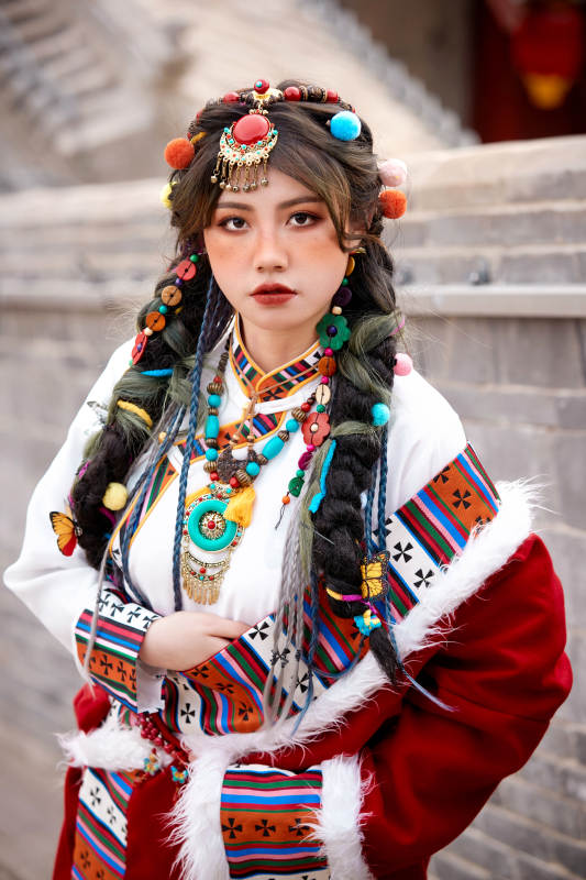 身穿藏族服饰在古城拍照的少女图片