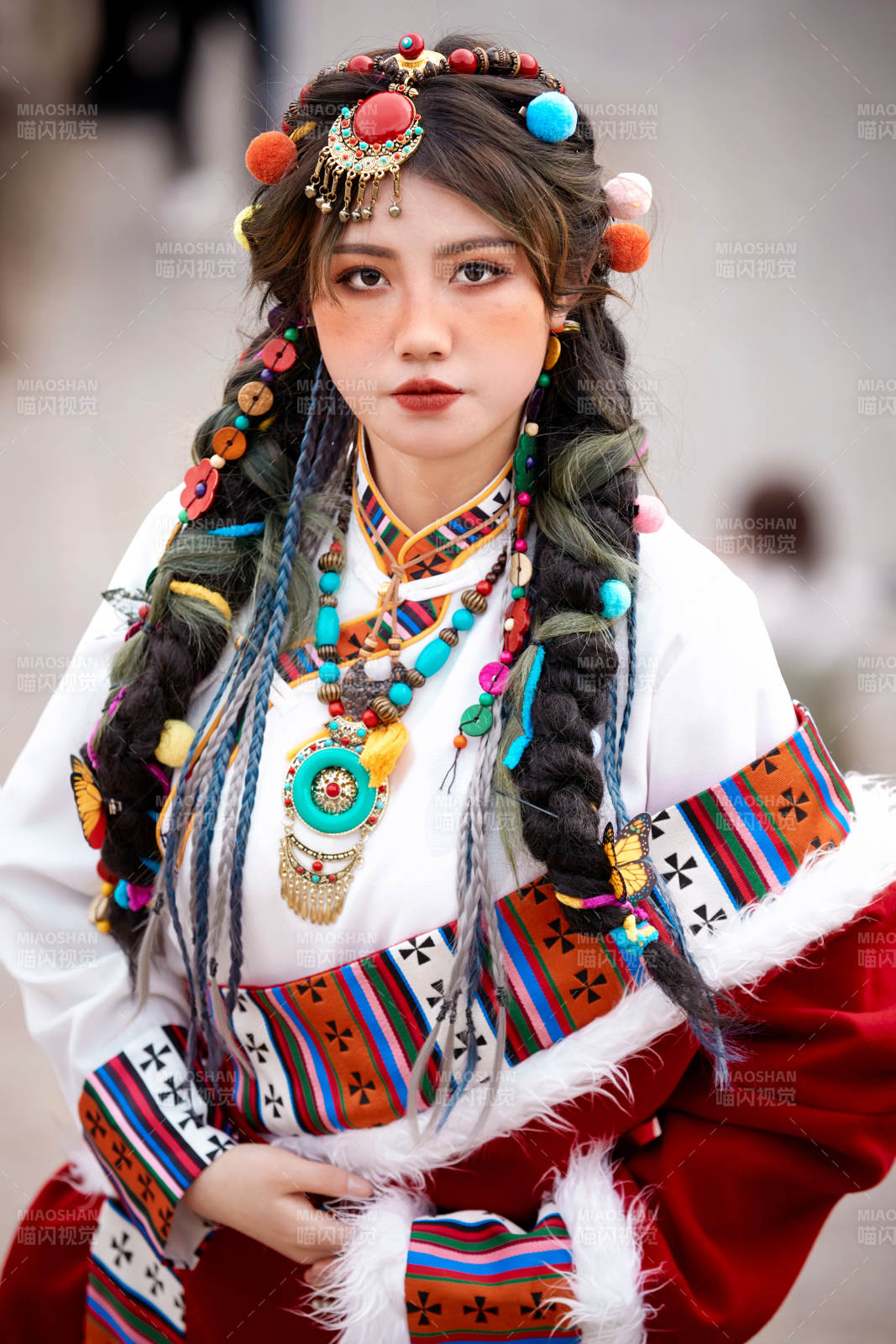 身穿藏族服饰在古城拍照的少女图片