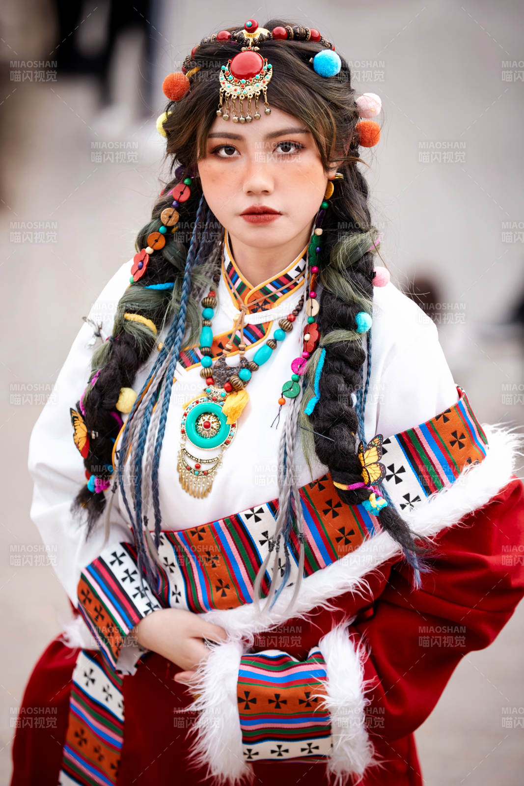 身穿藏族服饰在古城拍照的少女图片