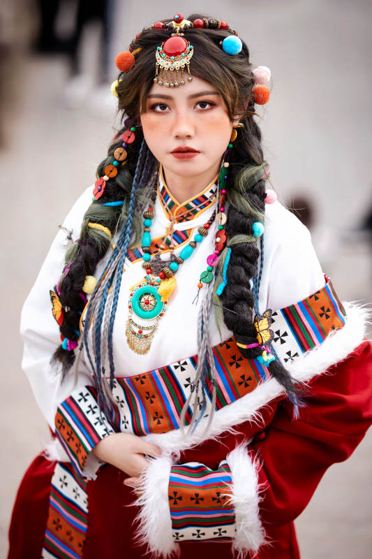 身穿藏族服饰在古城拍照的少女图片