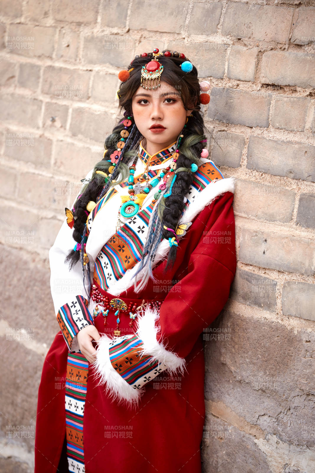 身穿藏族服饰在古城拍照的少女图片