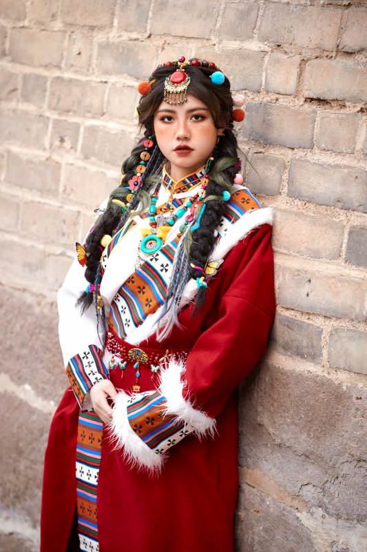 身穿藏族服饰在古城拍照的少女图片
