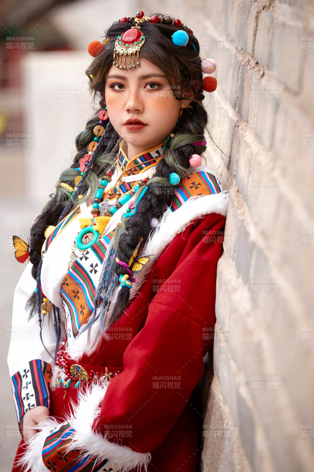 身穿藏族服饰在古城拍照的少女图片