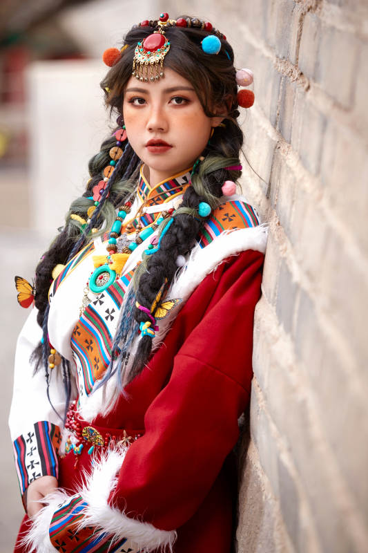 身穿藏族服饰在古城拍照的少女图片