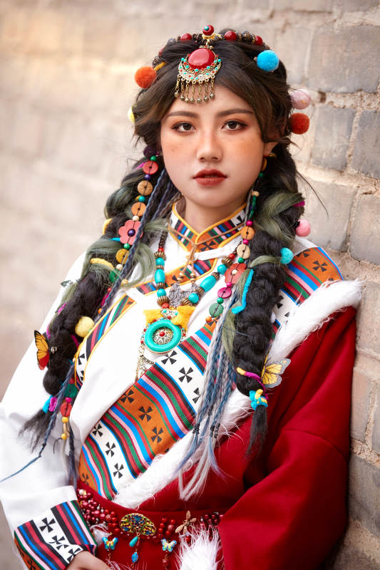 身穿藏族服饰在古城拍照的少女图片