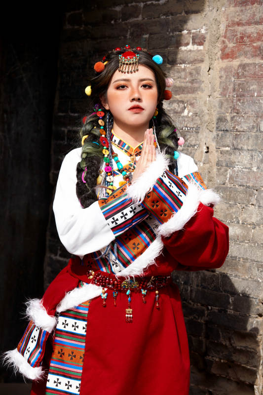 身穿藏族服饰在古城拍照的少女图片