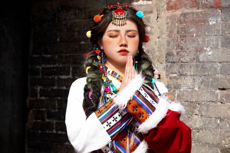 身穿藏族服饰在古城拍照的少女图片