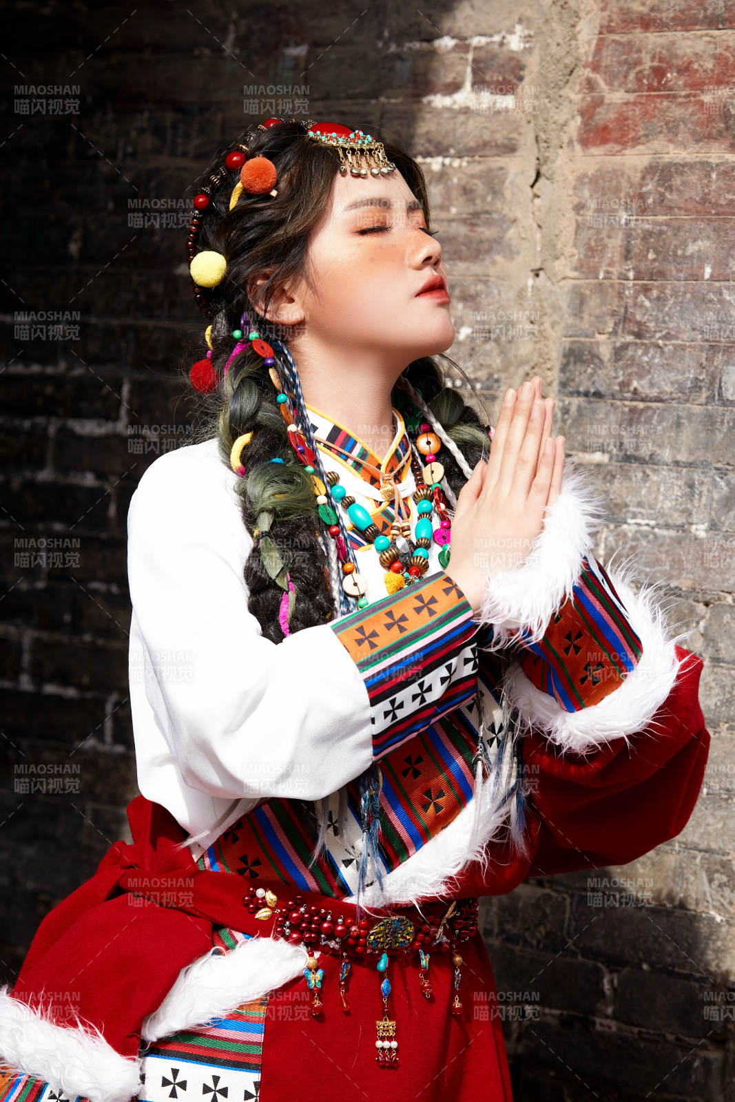 身穿藏族服饰在古城拍照的少女图片