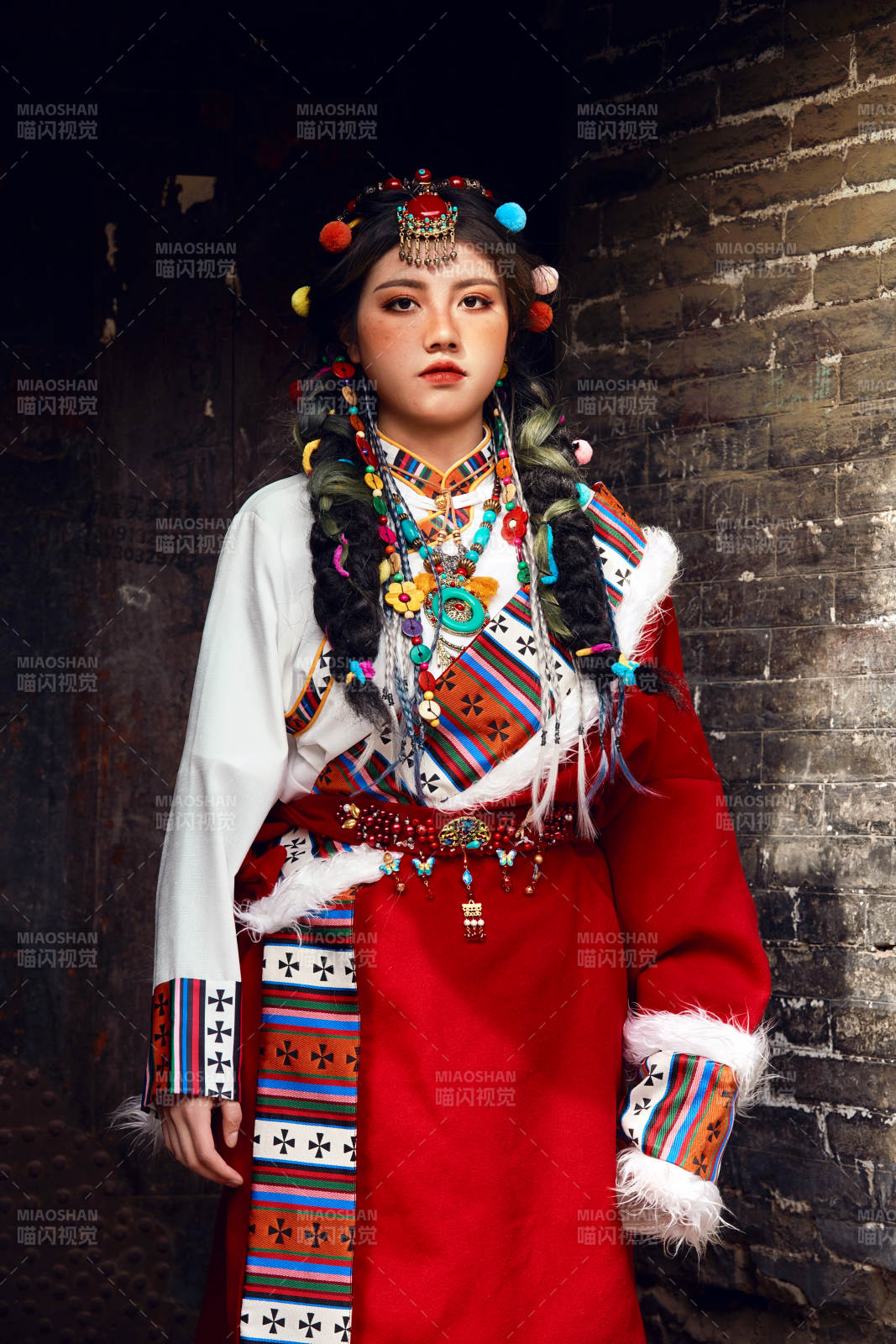 身穿藏族服饰在古城拍照的少女图片