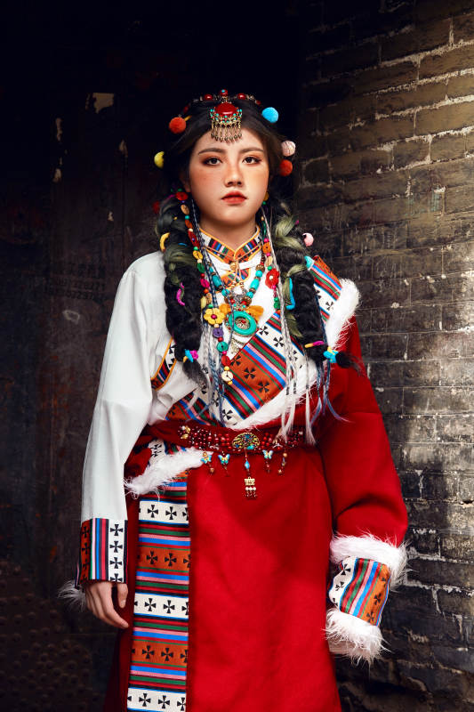 身穿藏族服饰在古城拍照的少女图片