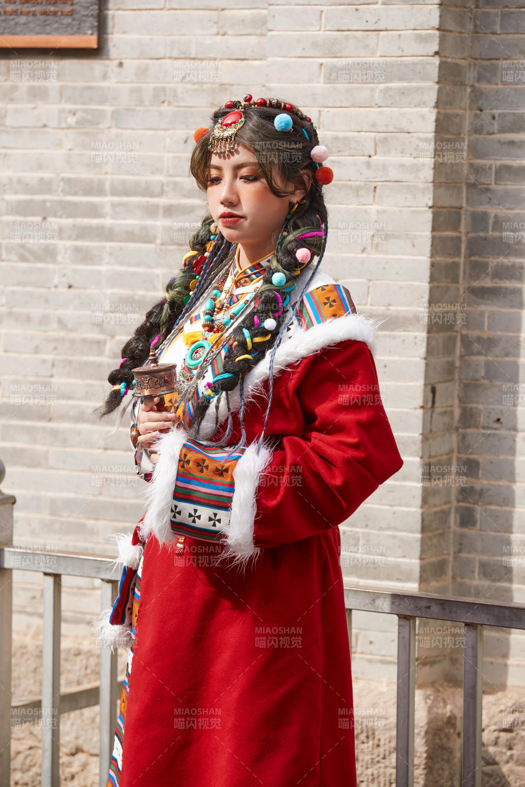 身穿藏族服饰在古城拍照的少女图片