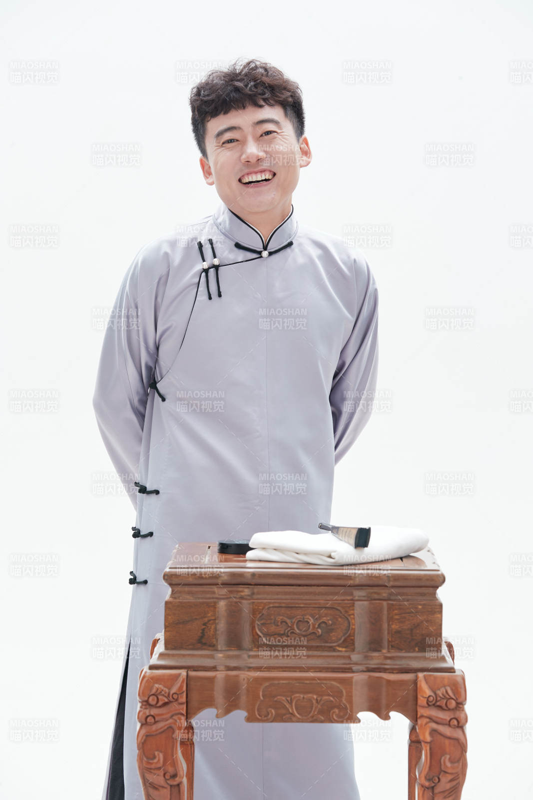 中国传统曲艺单口相声表演艺术形象图片