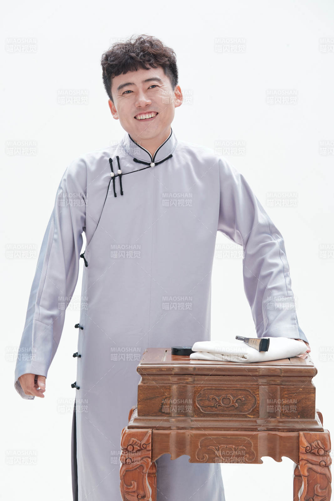 中国传统曲艺单口相声表演艺术形象图片