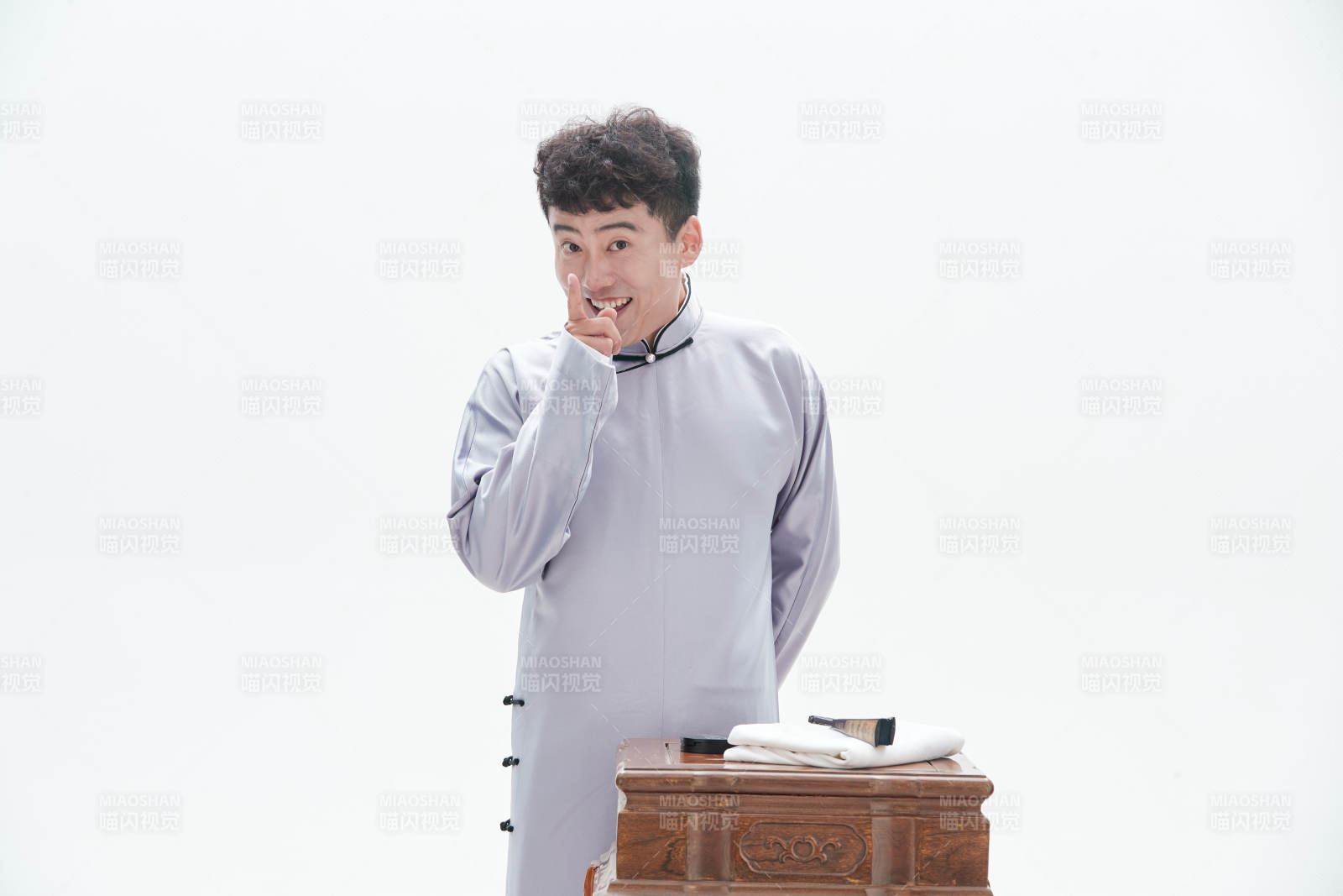 中国传统曲艺单口相声表演艺术形象图片