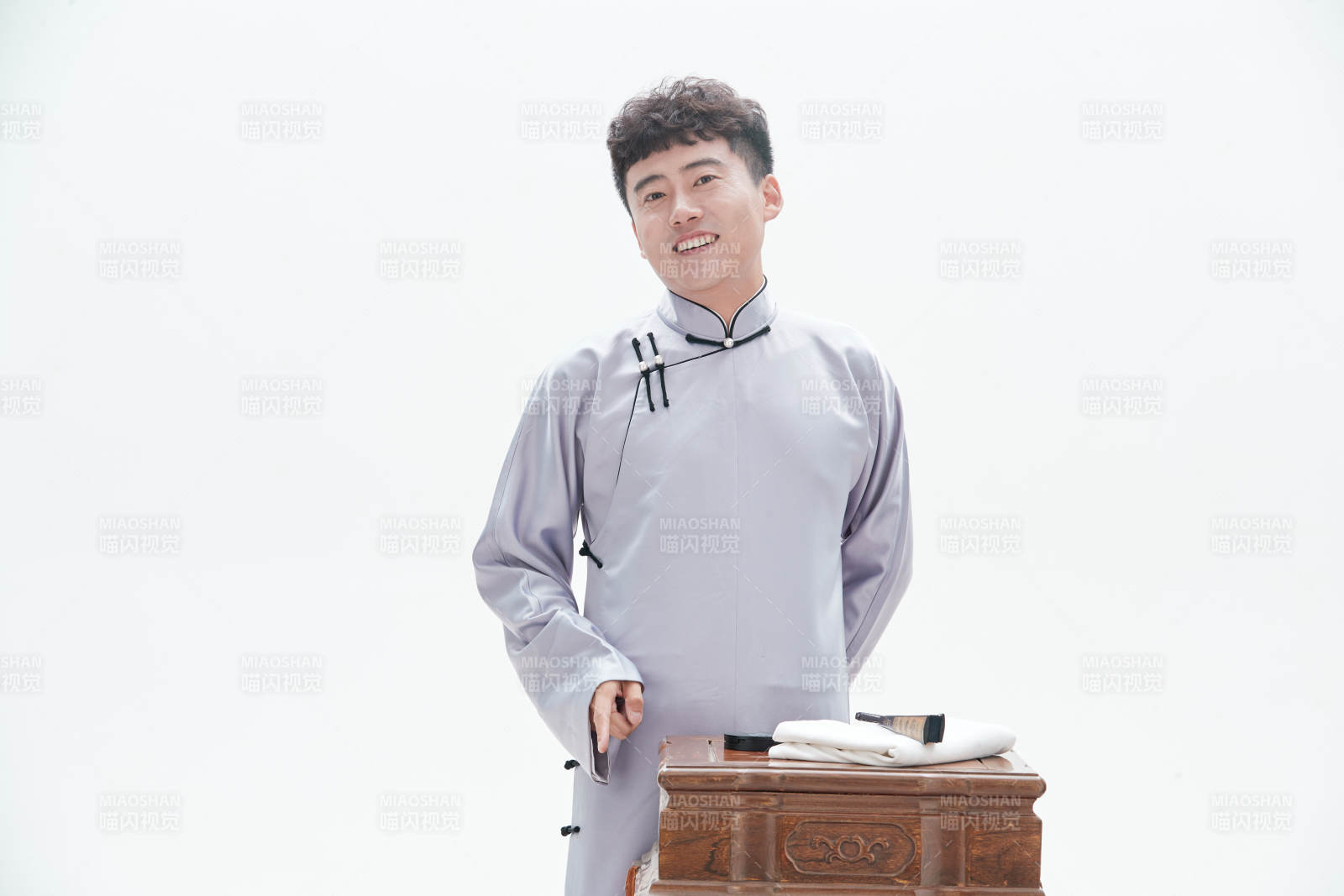 中国传统曲艺单口相声表演艺术形象图片