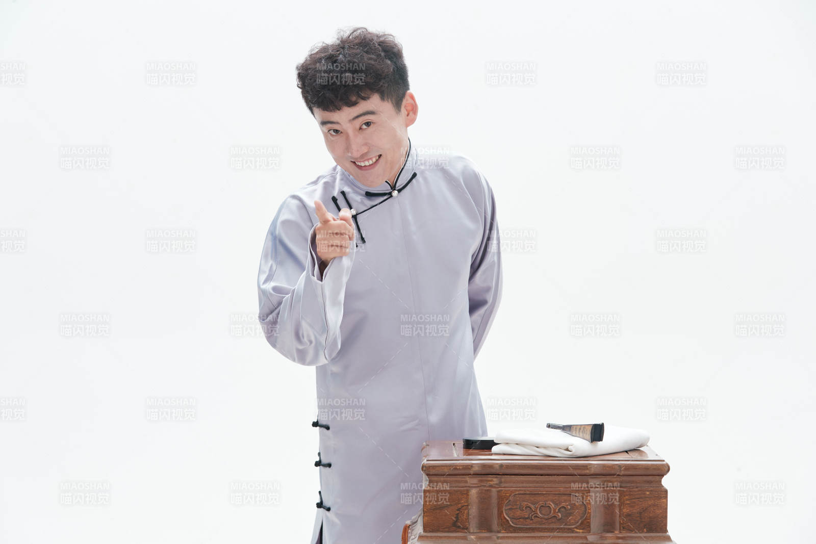 中国传统曲艺单口相声表演艺术形象图片