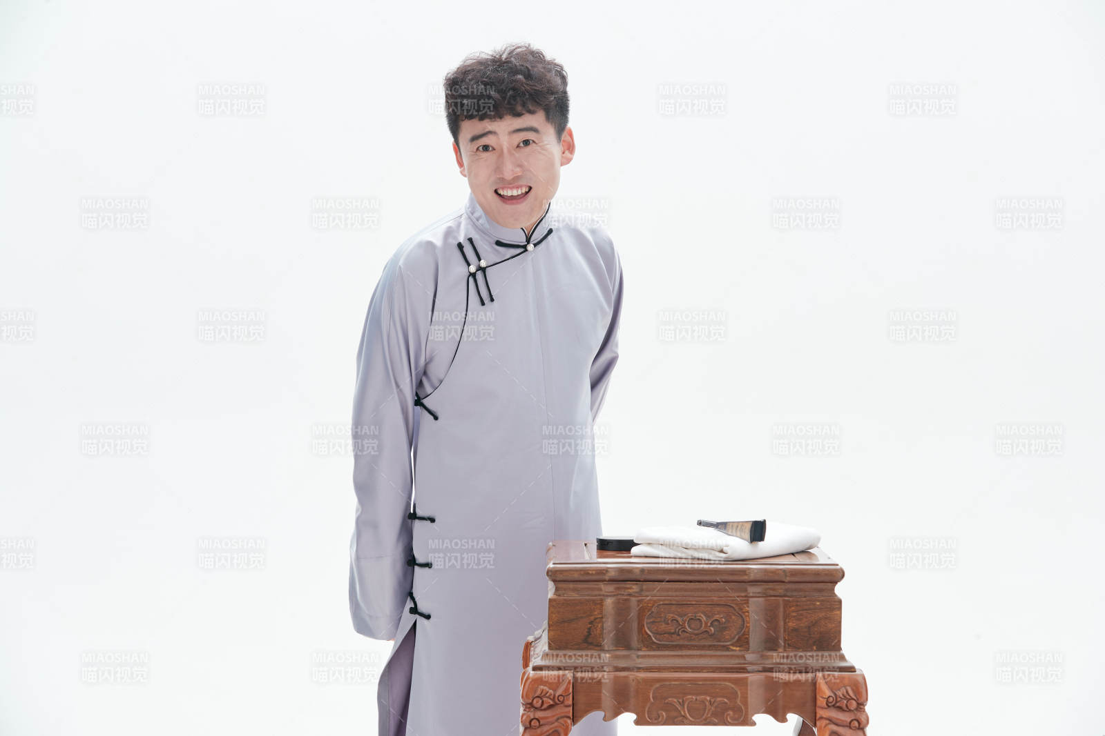 中国传统曲艺单口相声表演艺术形象图片