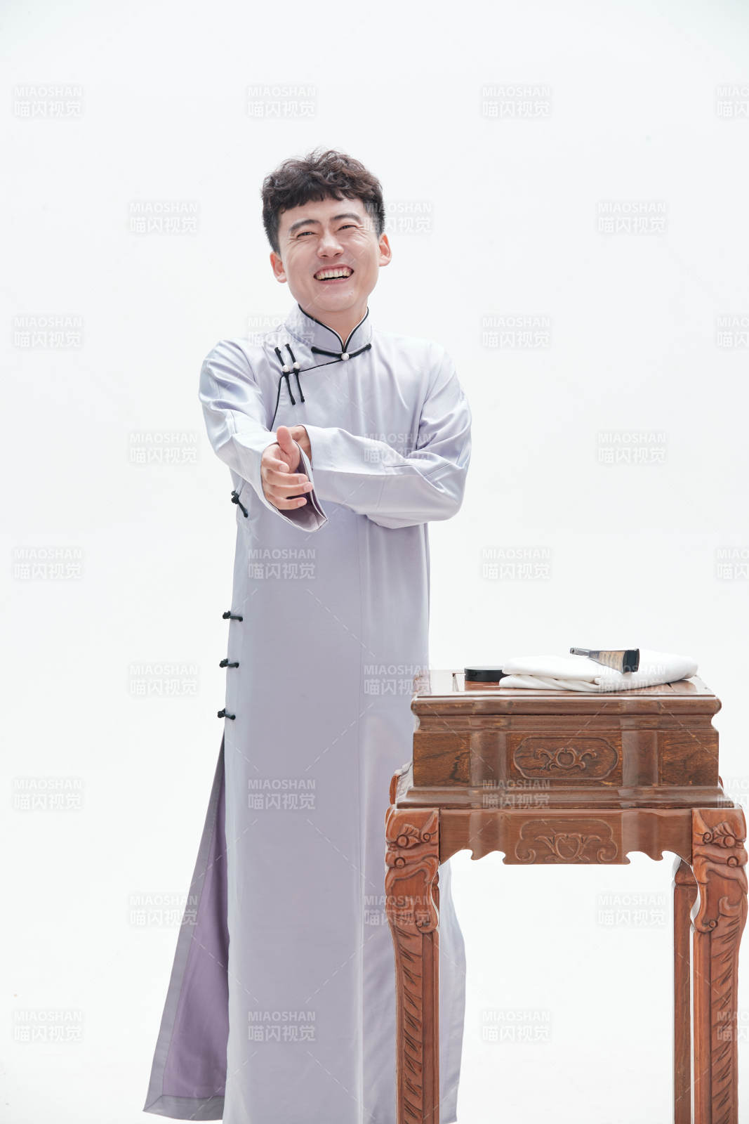 中国传统曲艺单口相声表演艺术形象图片