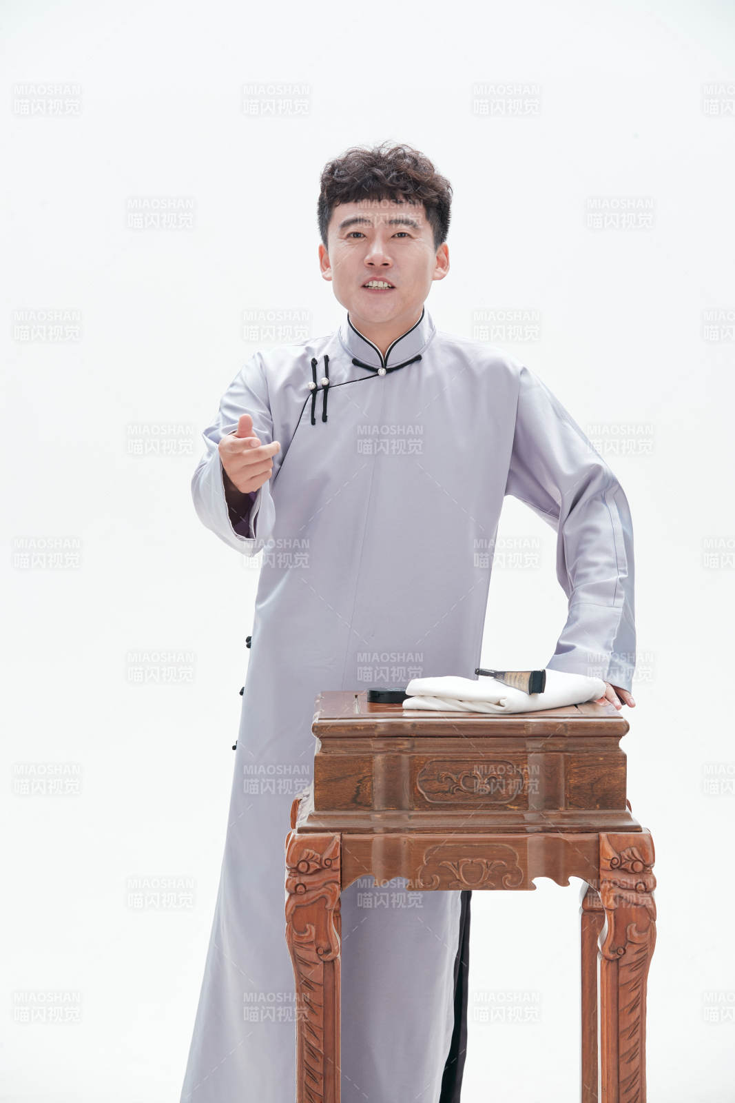 中国传统曲艺单口相声表演艺术形象图片