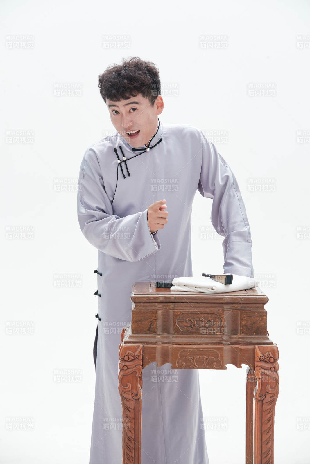 中国传统曲艺单口相声表演艺术形象图片