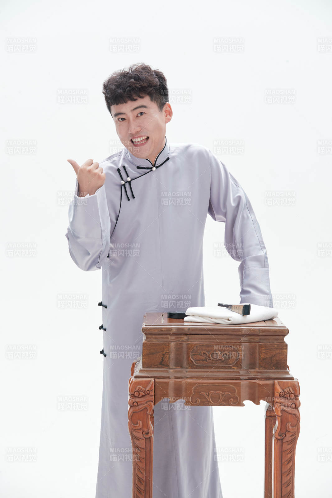 中国传统曲艺单口相声表演艺术形象图片