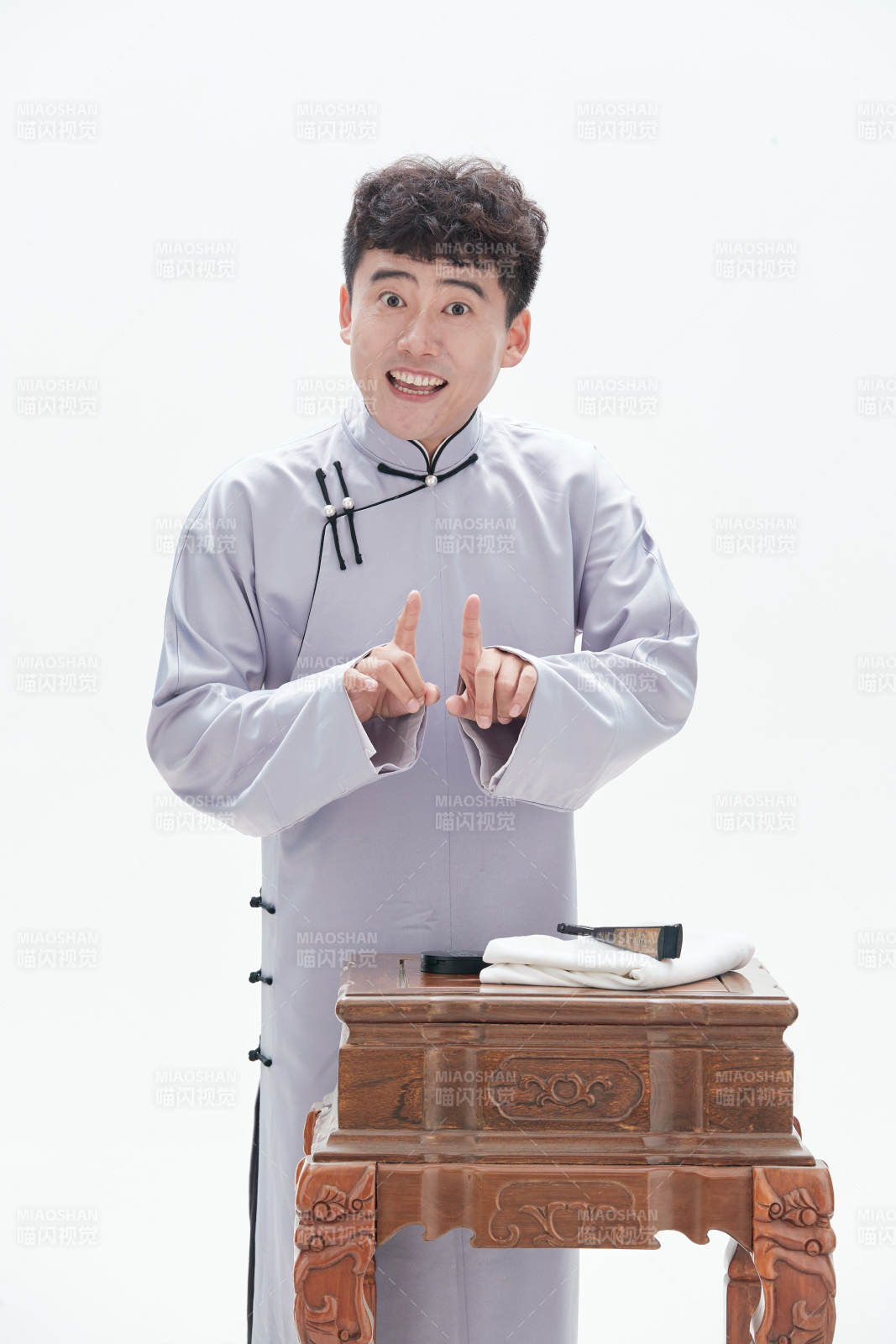 中国传统曲艺单口相声表演艺术形象图片