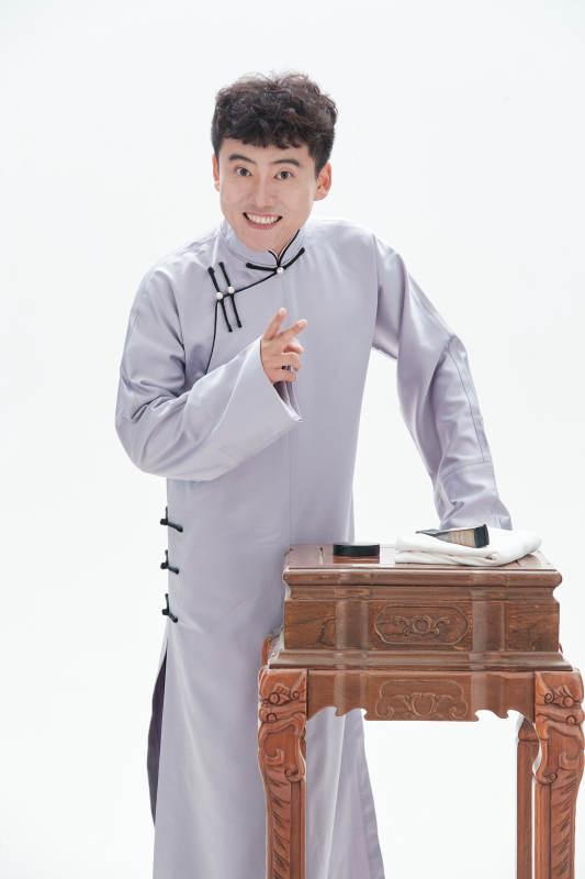 中国传统曲艺单口相声表演艺术形象图片