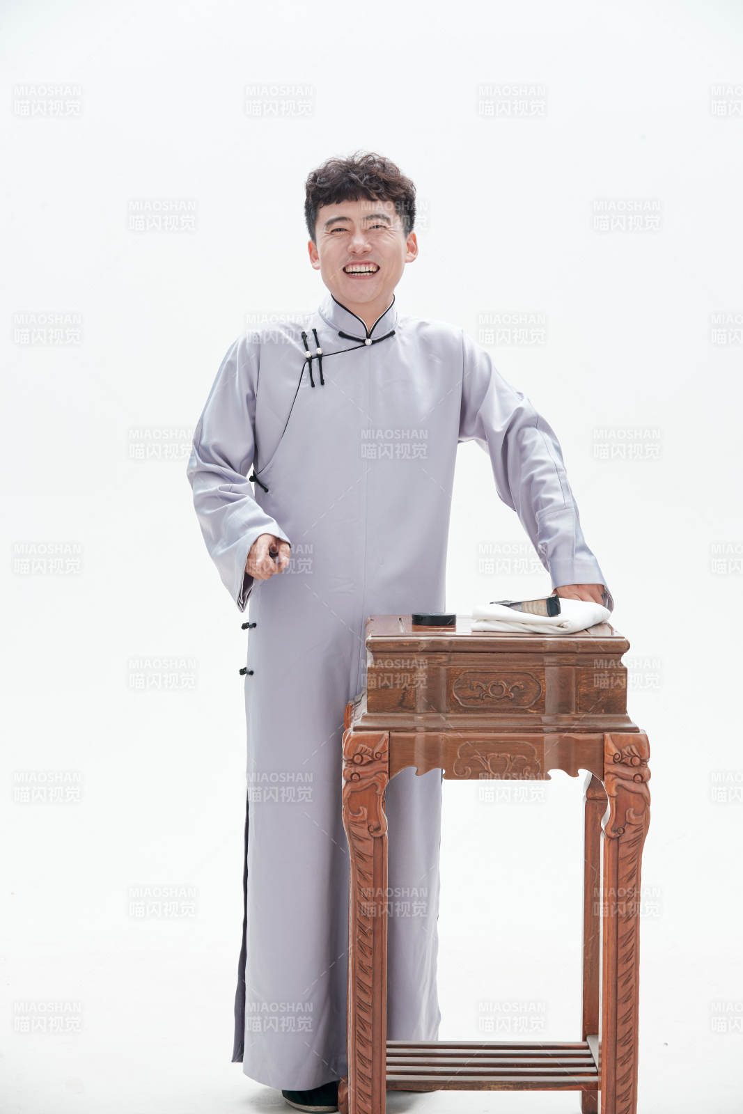 中国传统曲艺单口相声表演艺术形象图片