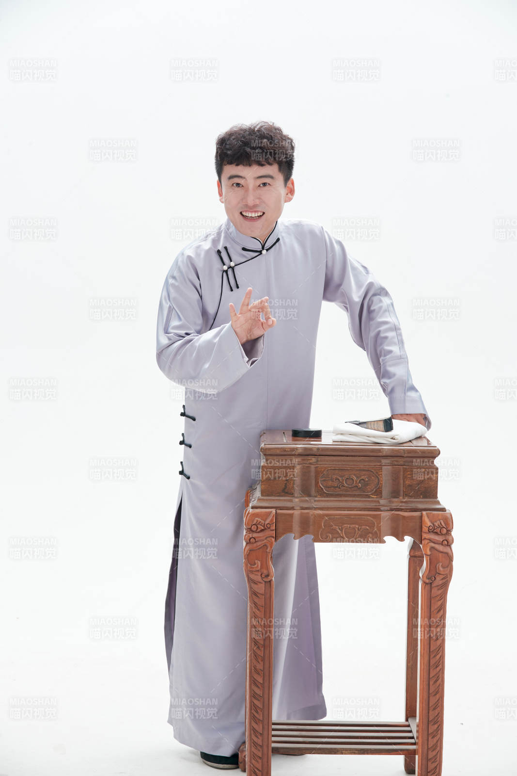 中国传统曲艺单口相声表演艺术形象图片