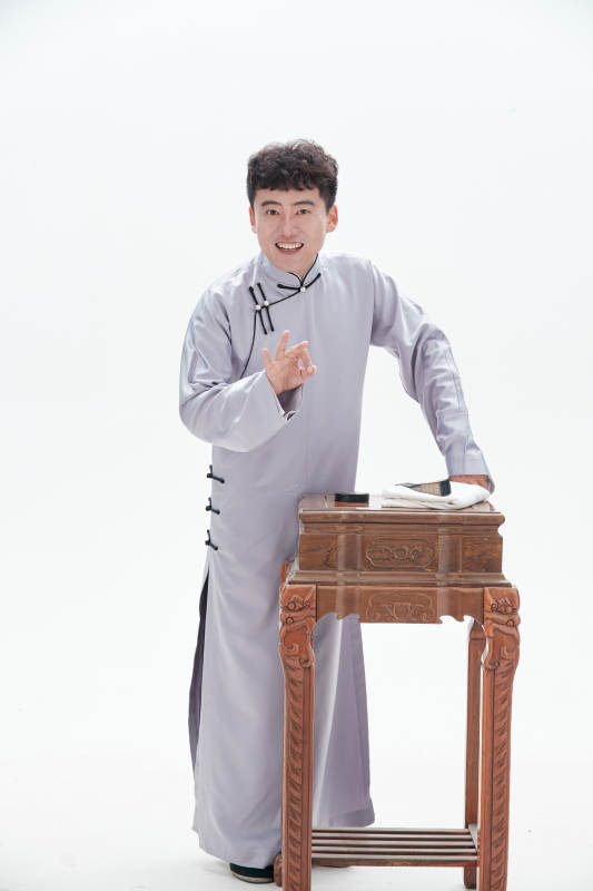 中国传统曲艺单口相声表演艺术形象图片