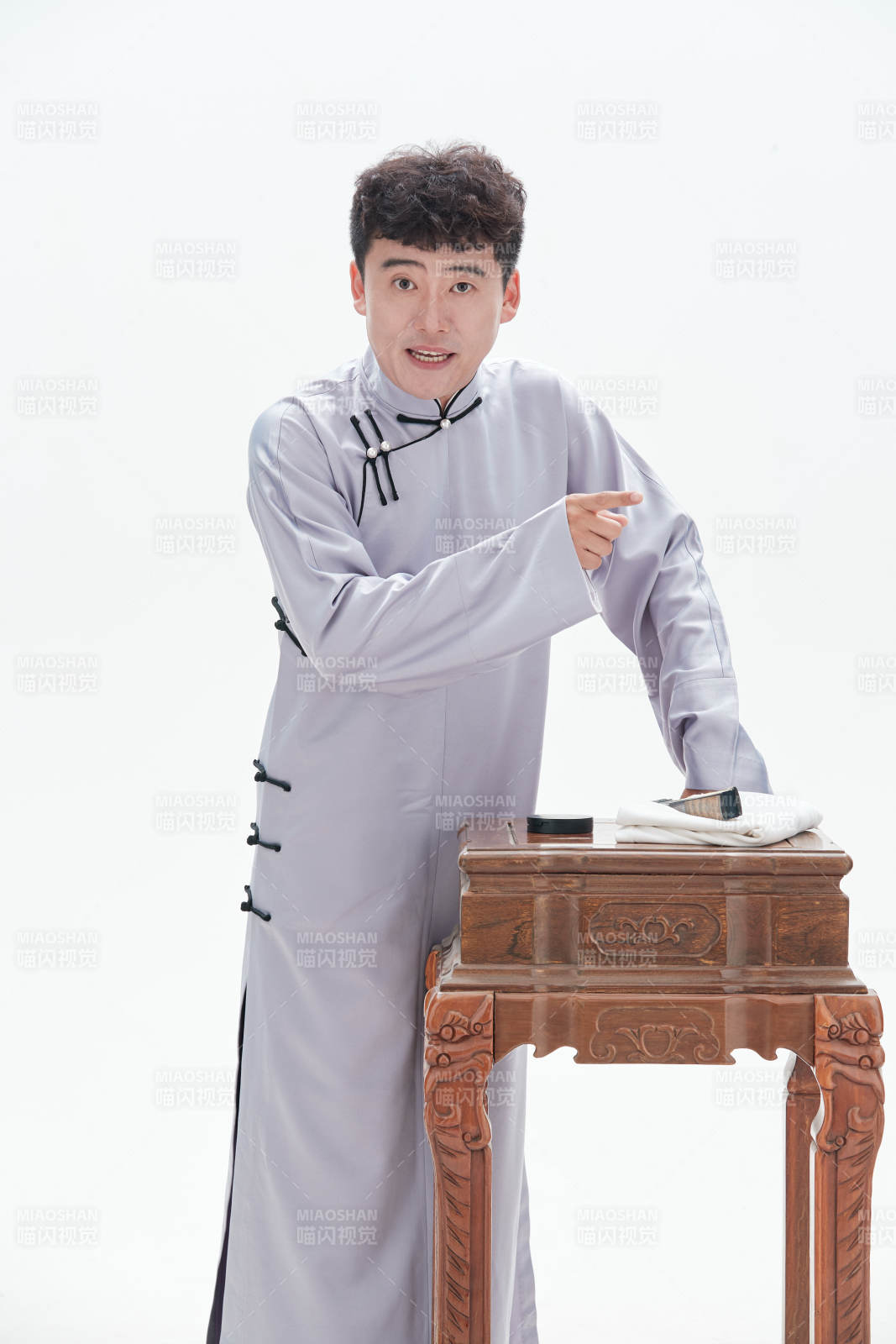 中国传统曲艺单口相声表演艺术形象图片