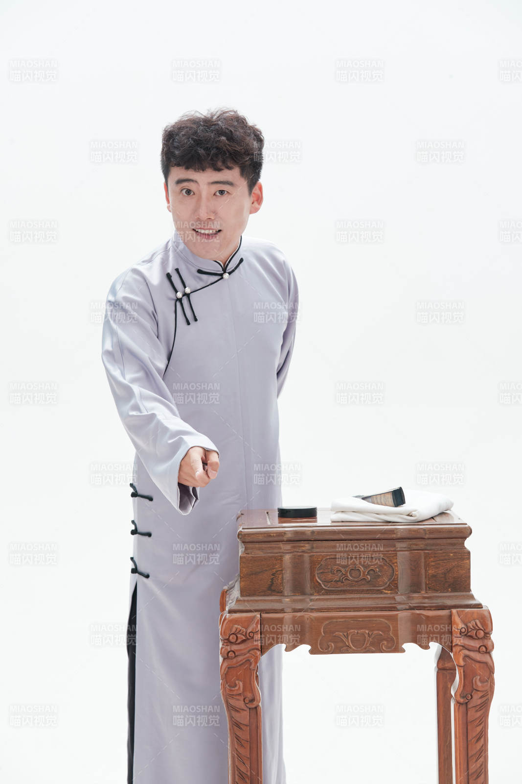 中国传统曲艺单口相声表演艺术形象图片