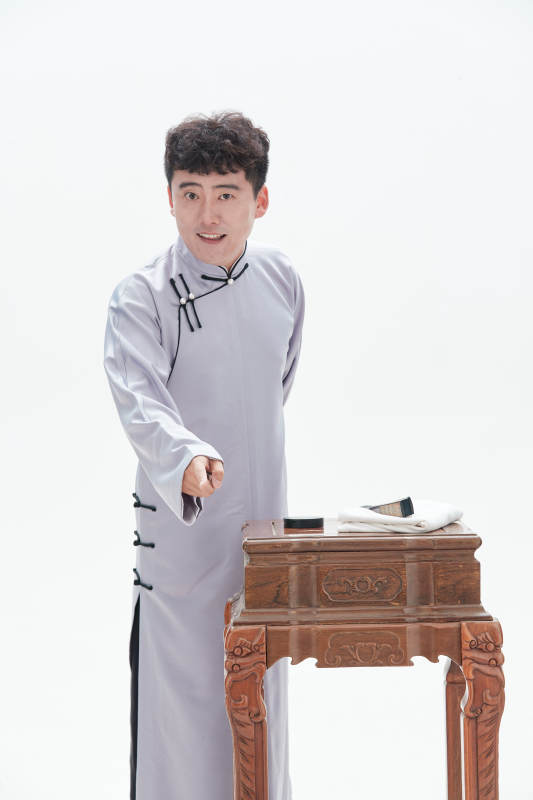 中国传统曲艺单口相声表演艺术形象图片