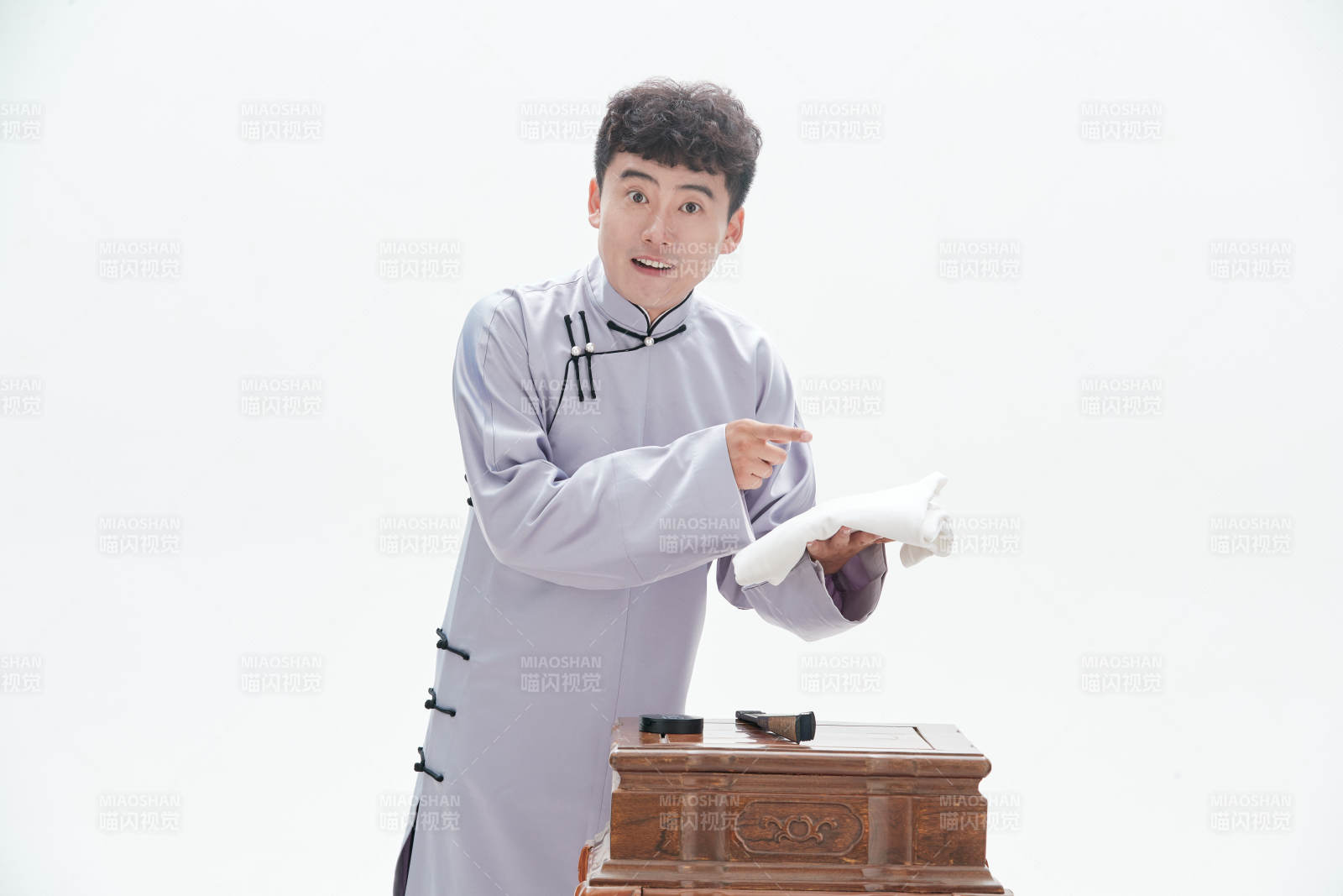 中国传统曲艺单口相声表演艺术形象图片