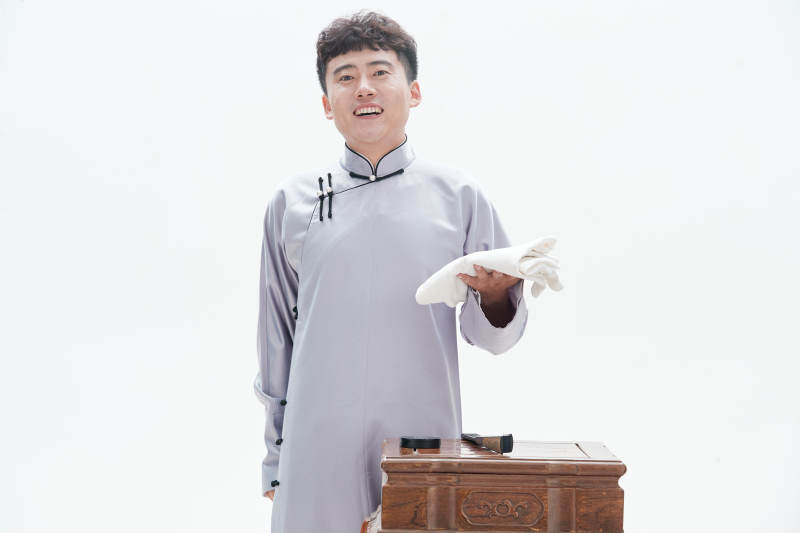 中国传统曲艺单口相声表演艺术形象图片