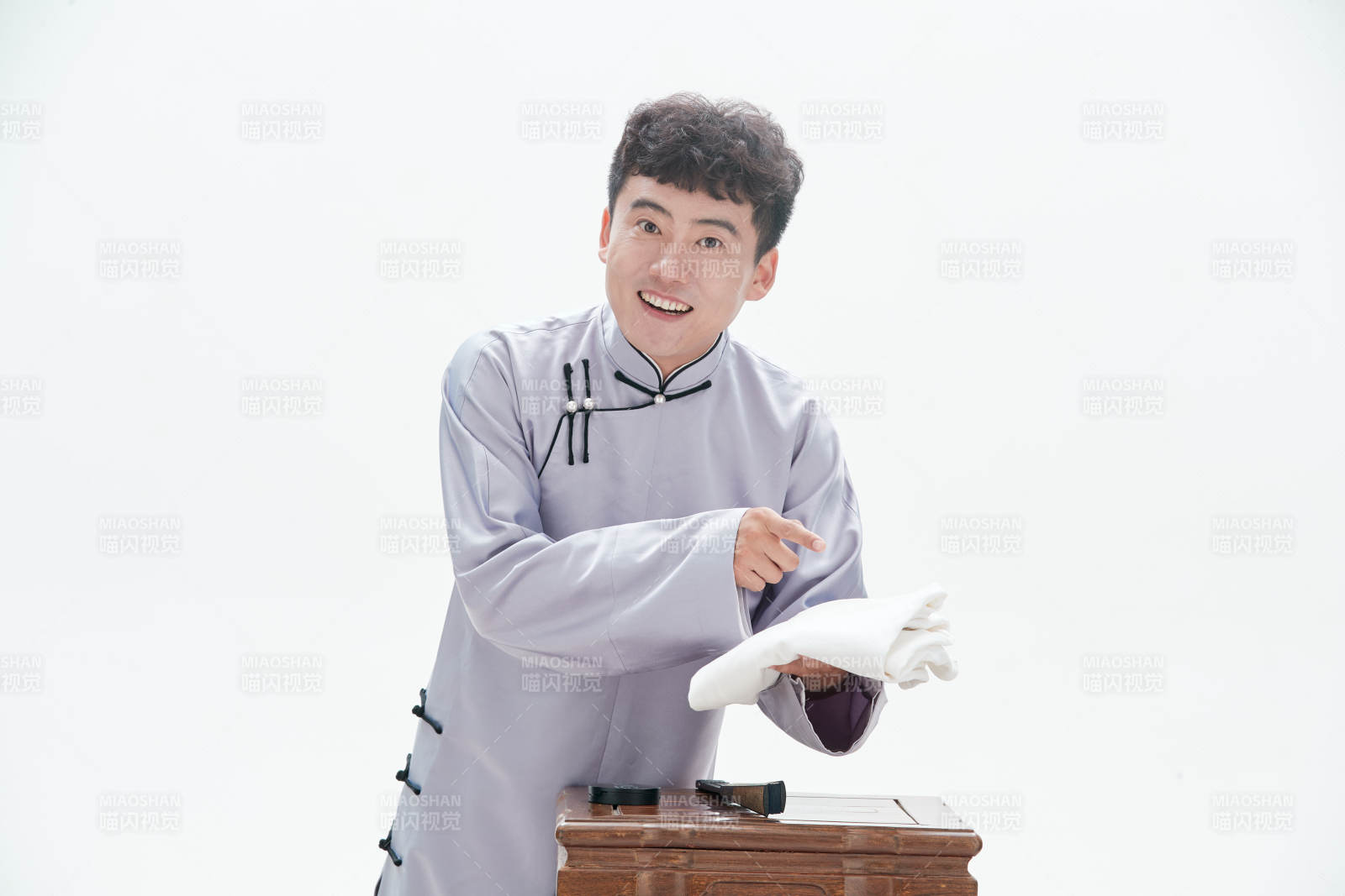 中国传统曲艺单口相声表演艺术形象图片