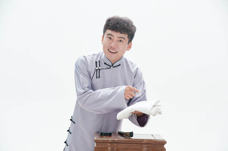 中国传统曲艺单口相声表演艺术形象图片